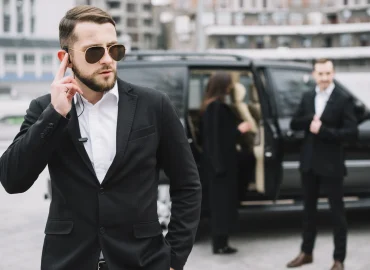 vista-frontal-guardia-hombres-trabajo-en-equipo